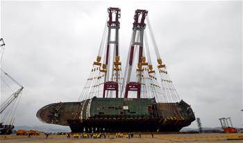 韓國“世越”號沉船船體順利扶正