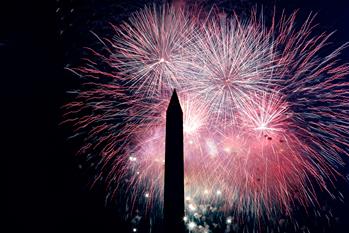 焰火綻放慶祝美國獨立日