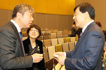 与会嘉宾交谈（组图）