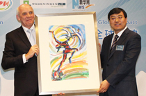 伊利集团与瓦赫宁根大学总裁互换礼物