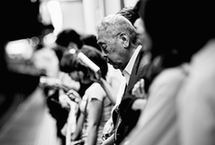 图片纪实：&ldquo;过劳死&rdquo;笼罩下的日本上班族