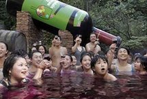 红酒咖喱皆可为汤 看日本人怎样泡温泉？（组图）