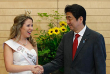 安倍接见全美樱花女王（图）