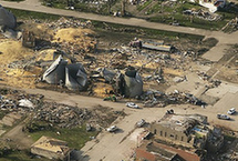 NASA公布卫星照片展龙卷风肆虐痕迹（组图）