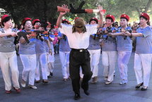 大妈跳广场舞纪念"全民族抗战爆发77周年"