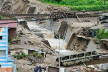 台风“浣熊”引发日本泥石流 房屋街道被冲毁（图）