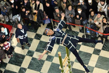 日本消防员穿传统服饰 攀竹梯玩杂耍迎接新年