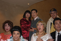 日本前首相鸠山由纪夫女性扮相演出音乐剧