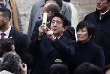 日本首相安倍参观耶路撒冷旧城 携妻自拍(组图)
