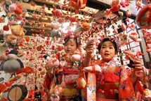 日本静冈举办&ldquo;雏人偶吊饰节&rdquo; 为女孩祈福