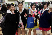 实拍日本寒冬中穿超短裙的女孩