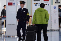 日本机场加强警备 防范恐怖袭击
