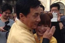 明星见偶像瞬间变脑残粉 日本女星见成龙激动落泪