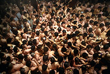 日本举行裸体节 九千男子赤裸争宝(图)