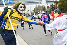 东京马拉松赛上演全民cosplay(组图)