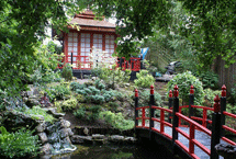 英国设计达人花30年建日式庭院 小桥流水美轮美奂