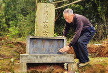 7旬老人义务扫墓 独自打理无名抗日将士墓地多年[图]