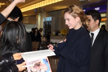 莉莉&middot;詹姆斯抵日宣传《灰姑娘》 弯腰为粉丝签名显亲民