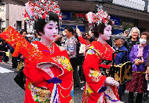 东京老街再现旧时&ldquo;花魁巡游&rdquo;情形(组图)