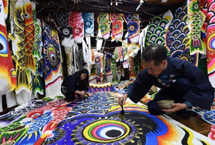 日本匠人精心描绘鲤鱼旗迎接儿童节