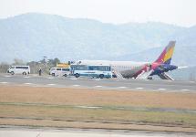 日本广岛机场跑道因韩亚航空客机事故仍处关闭(图)