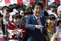 安倍参加年度赏樱大会 与少女组合成员一同摆pose (组图)