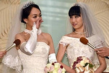 日本女同性恋艺人举办婚礼 两人同穿婚纱泪洒现场(组图)