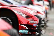 SUPER GT锦标赛开幕战日本举行 GT宝贝、赛车抢眼