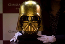 日本金店展出&ldquo;黑武士&rdquo;金箔面具