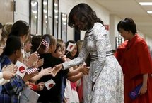 美第一夫人和安倍夫人参观大瀑布城小学