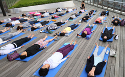 日本女白领建筑顶层露天练瑜伽