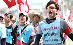 数千日本民众在冲绳举行反美军基地游行(组图)