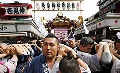 东京举行&ldquo;三社祭&rdquo;庆典 引百万人围观（组图）