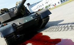 日本最先进坦克秀机动出故障 红色液体泄漏(组图)