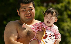 东京举办&ldquo;宝宝哭&rdquo;相扑比赛 萌娃哭相惹人爱(组图)