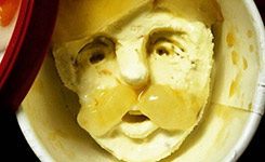 日本男子网上晒绝技：冰激凌上雕出人脸