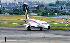 日本首款喷气式国产客机开始进行滑行试验