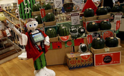 机器人Pepper变身店铺经理 招待顾客有模有样