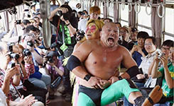 行驶列车内的摔角比赛