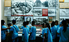 《伟大胜利 历史贡献》主题展吸引众多青少年参观