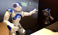 探访日本机器人酒店 机器人全方位替代人类雇员