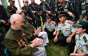 抗战老兵与武警官兵共庆&ldquo;八一&rdquo;建军节(图)