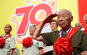 百岁抗战老兵向国旗宣誓 纪念抗战胜利70周年(组图)