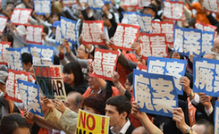 日本律师和学者举牌抗议安倍新安保法案(组图)