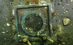 参与&ldquo;丹东一号&rdquo;水下考古的工作人员代表举行海祭仪式(图)