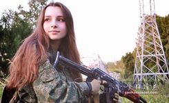 外国辣妹玩枪也疯狂