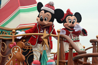 东京迪士尼乐园举行圣诞巡游