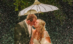 雨中婚礼照别样浪漫