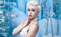 美国姑娘酷爱Cosplay 完美变身性感冰雪公主(组图)
