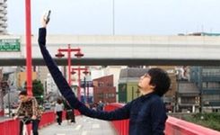 日本牛人自制"自拍臂"